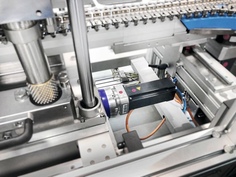 Da das Getriebe TP+ 050 in der Stanzachse mit der smarten Cynapse-Funktionalität ausgestattet ist, konnte der beginnende Lagerschaden am Vertikalhub frühzeitig erkannt und behoben werden.  (Bild: Koch Pac-Systeme)