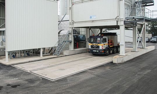 Die cloudbasierte Softwarelösung kombiniert den effizienten LKW-Ladebetrieb sowie das Wiegen von Schüttgütern vollautomatisch.(Bild:  Schenck)