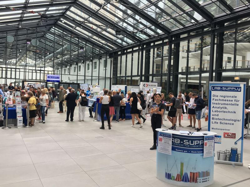 Impressionen der Lab-Supply Berlin vom 13. Juni 2019  In den Hallen des Estrel-Hotels in Berlin Neu-Kölln konnten Besucher der Lab-Supply mit den Ausstellern ins Gespräch kommen. Hier sind einige Impressionen vom Messetag sowie Besucherstimmen für Sie zusammengestellt. Die nächste Lab-Supply ist am 28. August 2019 in Dresden. Weitere Infos zu den kommenden Lab-Supply-Messen finden Sie auf www.lab-supply.info.   Lese-Empfehlung: Nachbericht zum erfolgreichen Auftakt der Lab-Supply in Wien. (Bild: LABORPRAXIS, C. Lüttmann)