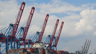 Containerbeladung: Der Zugang zu den globalen Märkten ist nicht immer leicht (Bild: ÚRS, pixelio.de)