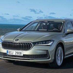 Optisch hat Skoda den Superb mit ruhigem Strich weiterentwickelt und verfeinert.(Bild:  Skoda)