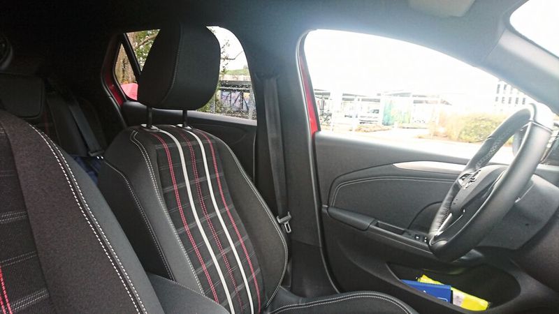 Prinzipiell ist im Corsa auch Platz für große Menschen. Ab 1,95 Meter ist die Rückenlehne allerdings weit hinter der B-Säule. (Bild: Sven Prawitz/Vogel Communications Group)