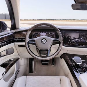 Obwohl schon sechs Jahre alt, wirkt der Innenraum des Phaeton D2 immer noch modern.(Bild:  Volkswagen)