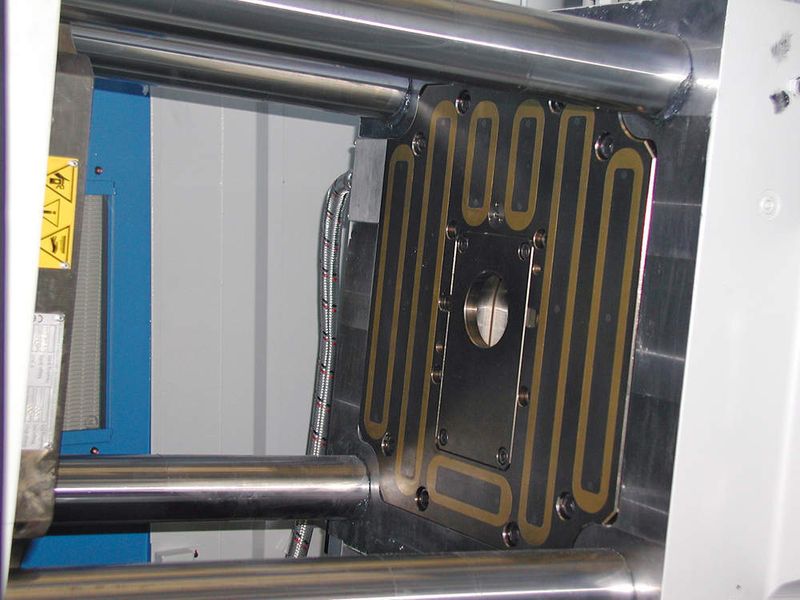 Bild 3: Feste Platte auf der Düsenseite mit integrierter Magnetspanntechnik. Die Spannkraft beträgt 100 kN. Bilder: Frech (Archiv: Vogel Business Media)