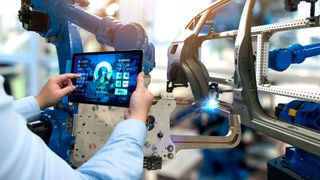 Der neue Report der IBM X-Force zeigt: Die Fertigungsindustrie war 2021 aufgrund der Lieferketten-Problematik am stärksten von Cyberangriffen betroffen. (zapp2photo - stock.adobe.com)