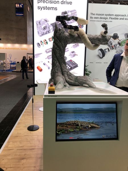 Der Schlangenroboter basiert auf 16 motorisierten Gelenken von Robotis mit integrierter Maxon‑Technologie. Das verleiht dem Roboter 16 Freiheitsgrade und ermöglicht flüssige, geschmeidige Bewegungen. (Bild: Angela Unger-Leinhos/VCG)