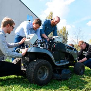Stolz präsentieren (v.l.) Lars Schmid, Benjamin Stahl, Daniel Stegmann, Michael Schwenk und Marvin Uhr das Teamergebnis - hier die Raspberry-Pi-Variante des Traktors. (Bild:  Fachhochschule Bingen)