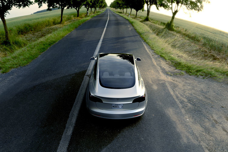 Die Basisversion sprintet von 0 auf 100 km/h in weniger als sechs Sekunden. (Foto: Tesla)