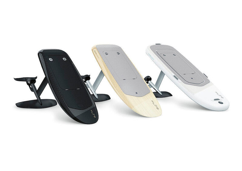 Elektrisches Tragflügelboot von Fliteboard, Australia; (www.fliteboard.com): 		 ​  Der Geschichte nach soll das Surfen auf die Ureinwohner der Inseln Hawaiis zurückgehen. Es hat seitdem nichts von seiner Faszination eingebüßt. Das Fliteboard ist ein elektrisches Tragflügelboot mit einer beeindruckend geschlossen wirkenden Formensprache, da sein Getriebe in einem stromlinienförmigen und patentierten Unibody-Rumpf verborgen ist. Dies verleiht ihm Stabilität und Effizienz. Es erreicht Geschwindigkeiten von bis zu 45 km / h, bei 30 km Reichweite und Fahrzeiten von 90 Minuten mit nur einer Batterieladung. Das innovative Flite Box-System beherbergt die Antriebselektronik in einem wasserdichten Plug-and-Play-System mit Wärmeableitung. Dies führt zu erheblichen Vorteilen hinsichtlich Wärmemanagement, Montage, Lagerung und Wartung. Das Fliteboard verfügt darüber hinaus über ein wasserdichtes Batteriegehäuse mit einem speziellen Lithium-Ionen-Akku und einem effektiven Batteriemanagementsystem. Hinzu kommen eine Wassereintrittserkennung sowie eine magnetische Ein / Aus-Schaltung und die Überwachung der Bordtemperatur, um ein Höchstmaß an Sicherheit zu gewährleisten. Dem Nutzer wird so die Freiheit gegeben, überall und jederzeit, auch ohne Wind oder Wellen, emissionsfrei und praktisch geräuschlos über das Wasser zu gleiten. Die Steuerung erfolgt dabei mit dem Flite Controller, einer mit GPS und Bluetooth ausgestatteten Fernbedienung, deren „virtuelle Gangschaltung“ eine reibungslose Leistungsabgabe für ein sichereres und ausgewogeneres Fahrerlebnis bietet. (Red Dot 2020)