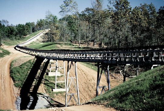Mit Gurtförderanlagen lassen sich Schüttgüter schnell und effizient vom Abbauort auch über unwegsames Gelände zum Zielort transportieren.(Bild:  Beumer)
