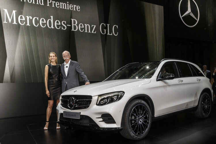 Daimler-CEO Dieter Zetsche mit dem tschechischen Model Petra Nemcova bei der GLC-Weltpremiere auf dem Gelände der Hugo Boss AG in Metzingen. (Foto: Daimler)