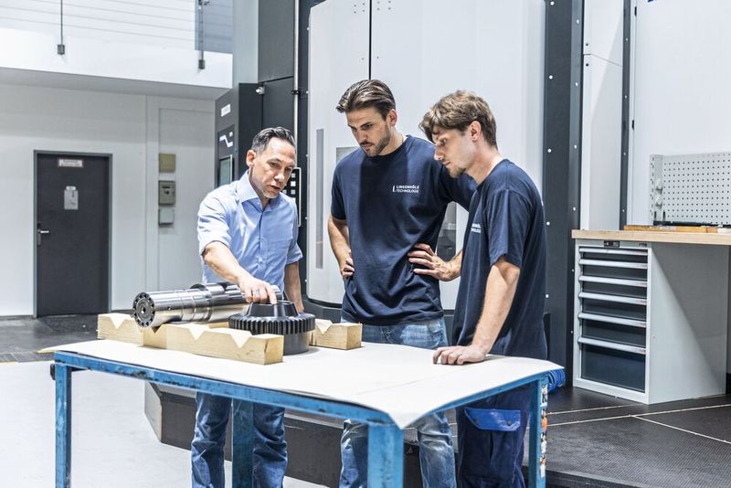 V. l.: Geschäftsführer Klaus Lingenhöle, Produktionsleiter Daniel Bischof und Maschinenbediener Nico Brunnflicker ziehen ein positives Fazit über zwei Bauteile, die auf dem fünfachsigen Fräs-Dreh-Zentrum Heller F 6000 bearbeitet wurden.  (Bild: Heller)