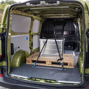 Die Normalversion misst in der Länge 5,05 Meter und packt bis zu 5,8 Kubikmeter in den Laderaum. Die Nutzlast liegt zwischen bei bis zu 1,33 Tonnen, die Anhängelast beträgt bis zu 2,8 Tonnen.(Bild:  VW)