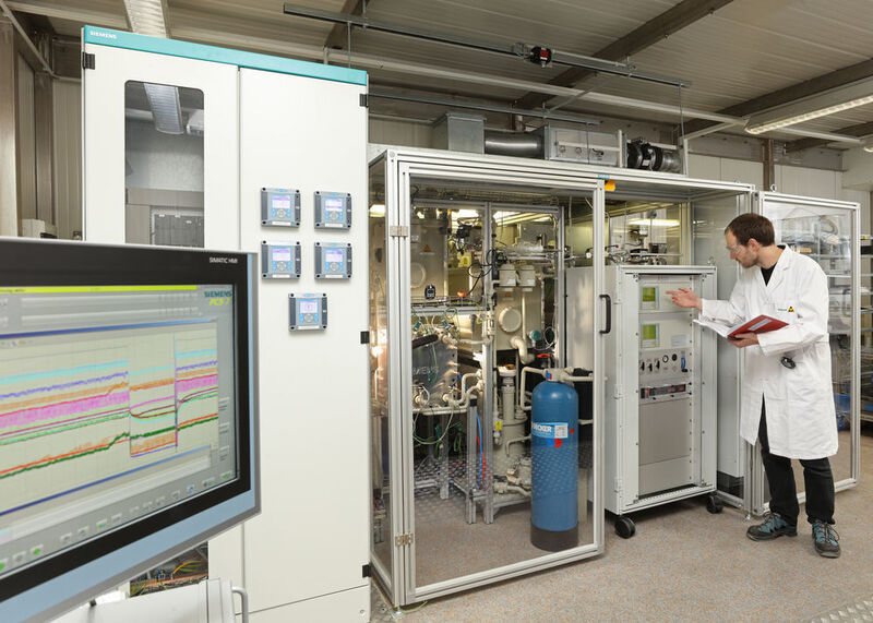 Der weltweit erste und vollständig automatisierte CO2-Elektrolyseur von Siemens erzeugt Kohlenmonoxid und liefert mit Wasserstoff die Hauptnahrung für die Bakterien im Bioreaktor.  (Siemens)