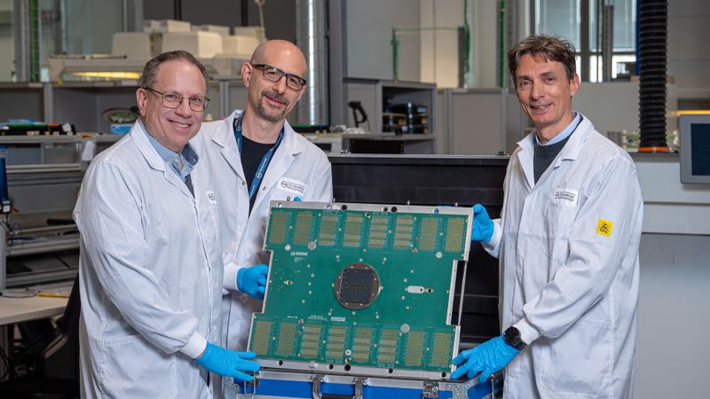 Prüfkarten sind für die Halbleiterfertigung unverzichtbar, da sie die elektrische Schnittstelle bilden, über die Chips direkt auf dem Wafer getestet werden können. Jahrzehntelang hatten Halbleiterhersteller in Europa mit langen Verzögerungen und steigenden Kosten zu kämpfen, da die lokale Produktion von Prüfkarten nur begrenzt möglich war. Technoprobe hat diesen Engpass durch einen neuen Ansatz bei der Entwicklung und Herstellung fortschrittlicher Prüfkarten beseitigt, wodurch die Chip-Prüfung beschleunigt und schnellere Innovationen ermöglicht wurden. (Bild: EPO)