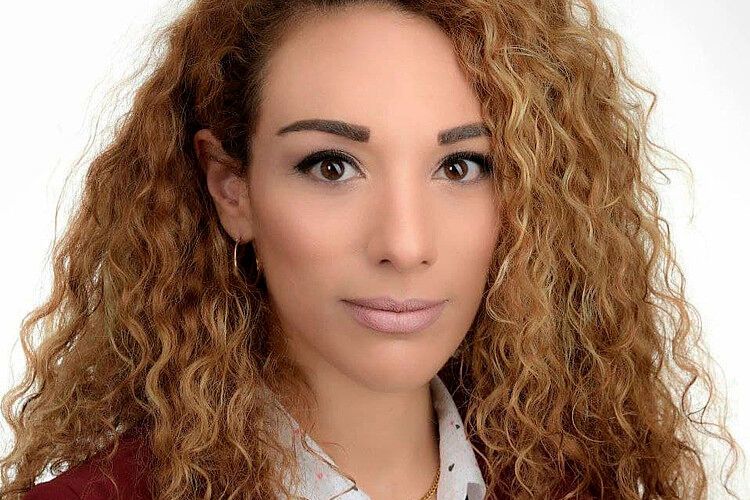 Georgia Chalvatzaki ist Forschungsgruppenleiterin der Gruppe „Intelligent Robotic Systems & Assistants“ an der TU Darmstadt. Die Nachwuchsforscherin entwickelt neue Methoden für Assistenzroboter unter Verwendung von maschinellem Lernen und klassischen Ansätzen. Ihr Hauptaugenmerk liegt auf der verkörperten KI von Roboterassistenten und der Frage, wie Roboter in die Lage versetzt werden können, Fähigkeiten für die Ausführung von Assistenzaufgaben in von Menschen bewohnten Umgebungen zu erwerben. Dr. Georgia Chalvatzaki entwickelte Methoden zur Vorhersage menschlicher Bewegungen und Handlungen, während ihre Arbeit am interaktiven Reinforcement Learning für HRI die Planung von menschenadaptivem Roboterverhalten ermöglichte.  (privat)