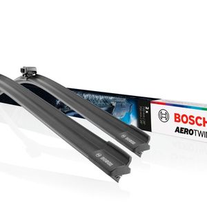 Bosch erweitert sein Aerotwin J.E.T-Blade-Programm ab September 2026 um weitere Set-Varianten und Wischer-Längen. Bei der Jet-Evolution-Technologie (J.E.T) wird die Waschflüssigkeit über integrierte Düsen direkt vor das Wischerblatt auf die Scheibe aufgebracht. (Bild: Bosch)