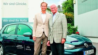 Bei der Eröffnung der Vermietstation (v. li.): Frank Florian Glinicke und Peter Glinicke (beide Geschäftsführer der Autohaus Glinicke GmbH). (FWFSAG)