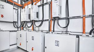 Für seine drehzahlgeregelten Entrauchungsventilatoren verwendet Trox X-Fans den ABB-Frequenzumrichter ACH580, der über den Notfallmodus Override verfügt.  (Bild: Trox X-Fans GmbH)