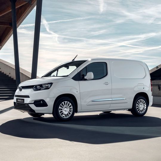 Toyota steigt mit dem Proace City erstmals ins Segment der Hochdachkombis ein. Toyota steigt mit dem Proace City erstmals ins Segment der Hochdachkombis ein.