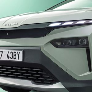 Insbesondere die Front ist neu: Das „Modern Solid“-Design zeigt sich am hochglänzend-schwarzen „Tech-Deck-Face“, sprich dem Front-Gesicht.(Bild:  Skoda)