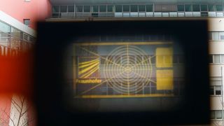 Researchers at the Fraunhofer Institute for Photonic Microsystems (IPMS) have already created OLED microdisplays with 20 percent transparency. This transparency has now been more than doubled. Read here how this was achieved and what can be accomplished with it... (Image:Fraunhofer-IPMS)