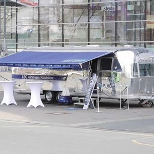 Ein Wohnwagentraum aus Aluminium: Der 72er-Airstream macht eine perfekte Figur für das energieeffiziente LSC Airstream Schaltschranksystem.