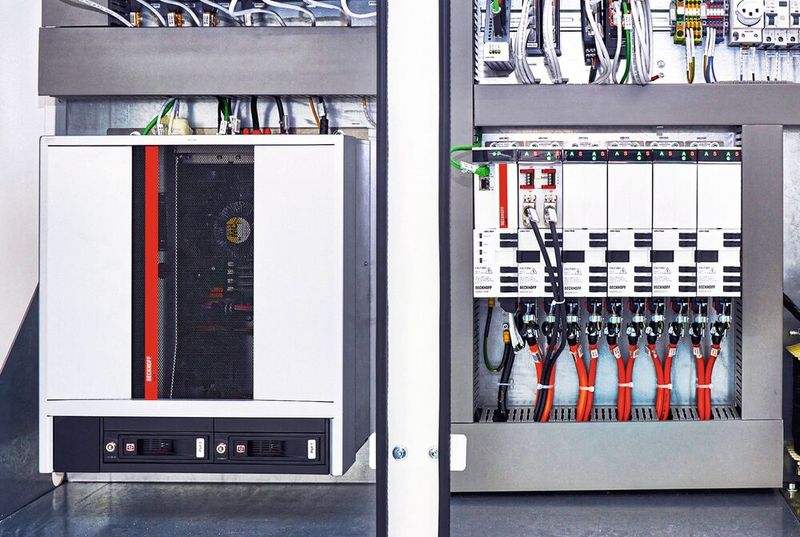 Der Schaltschrank-Industrie-PC C6675 (l.) bietet ausreichend Rechenleistung – sowohl für die Maschinensteuerung und die über das Multiachs-Servosystem AX8000 (r.) realisierte Motion Control als auch für zukünftige Funktionserweiterungen z. B. mit Twincat Machine Learning. (Bild: Beckhoff)