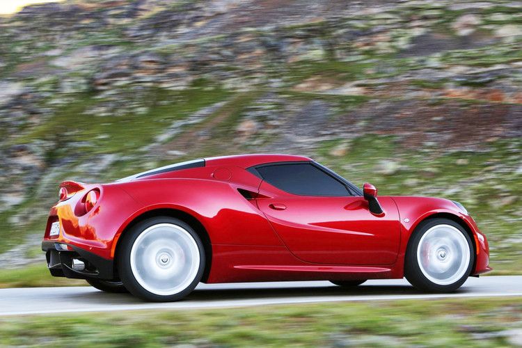 Der Sportwagen ist nur 1,18 Meter hoch, die Türausschnitte entsprechend knapp bemessen und die hohe Einstiegsleiste doch etwas im Weg. (Fotzo: Alfa Romeo)