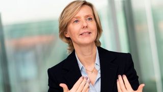 Durch die Kommunikation in natürlicher Sprache sei es möglich, KI auch ohne große IT-Abteilungen und Spezialwissen intuitiv einzusetzen. „Gerade für den Mittelstand ist das eine riesige Chance”, so Marianne Janik. (Bild: Microsoft)