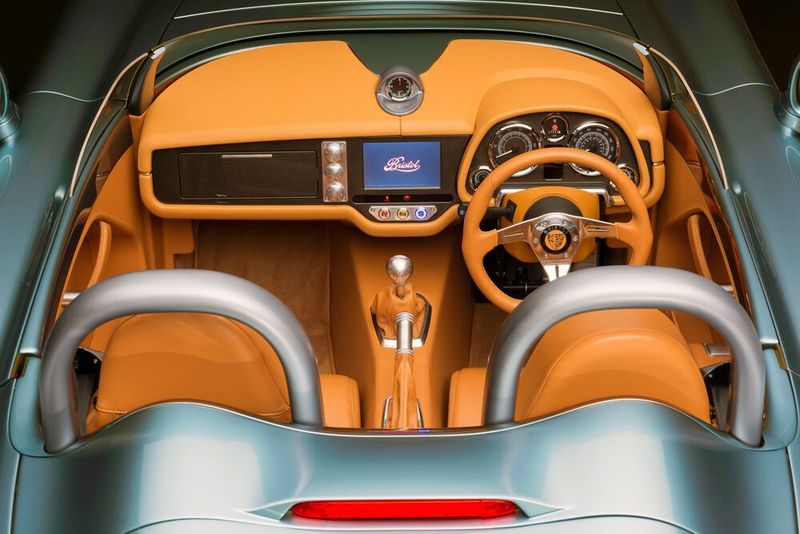 Das Armaturenbrett ist sehr aufgeräumt. (Bild: Bristol Cars)