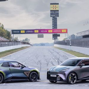 Das Racing Concept (l.) ist 24 Zentimeter länger, dafür aber zwölf Zentimeter flacher als die geplante Serienvariante.(Bild:  Autoren-Union Mobilität/Seat)