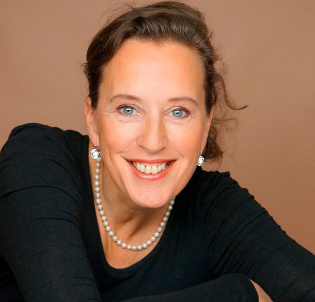 „Die wertvollste weiche Währung im Marketing – jenseits von Budgets, Kennzahlen und Trends – ist Vertrauen. Kunden kaufen nur mit Vertrauen. Mitarbeiter bleiben nur in Unternehmen mit einer vertrauensvollen Kultur. Und ein generelles Vertrauen in die Zukunft, auch wenn die Gegenwart uns gerade einige Hindernisse beschert, hilft uns dabei, für 2022 die richtigen Ziele zu setzen, wertvolle Ressourcen zu aktivieren, eine sinnvolle Strategien festzulegen und Durchhaltevermögen zu zeigen. Um erfolgreich zu sein, braucht es eben doch immer wieder dieselben grundlegenden Ansätze. Vertrauen gewinnt – auch in 2022!“
Antje Heimsoeth, Keynote-Speakerin, Trainerin, Mental-Coach und Buchautorin (Heimsoeth)
