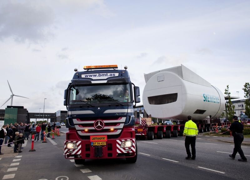 Der erste Prototyp der Weltrekord-Windturbine auf dem Weg durch Dänemark, bei Aufbau und Tests (Siemens)