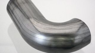 Mit transfluid-Lösung gebogenes Rohr mit einem Durchmesser 50 x 2 mm und einem Biegewinkel größer als 90°.  (Bild: Transfluid)
