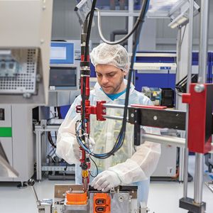 Energieeffiziente Antriebstechnik kann den Stromverbrauch von Produktionsmaschinen und -anlagen erheblich senken. Im Bild die Montage eines Umrichters.