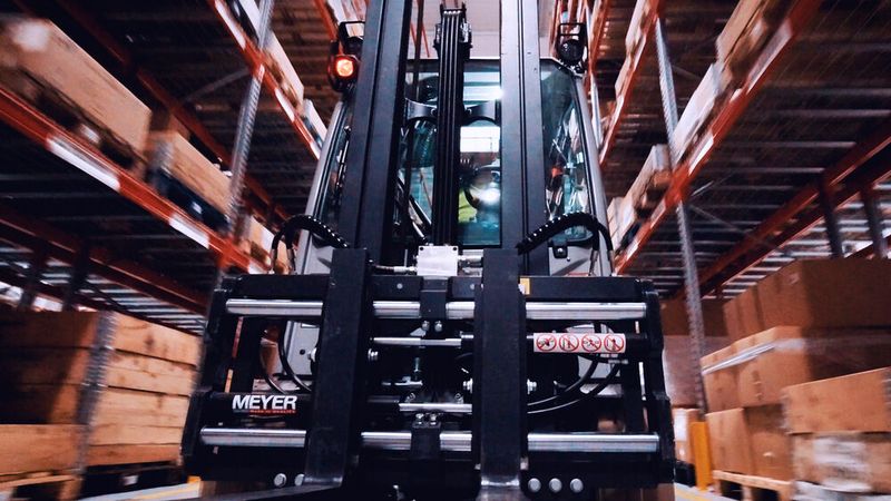 Mit dem Pilotprojekt in Spanien reduziert thyssenkrupp Elevator die Umweltbelastung und fördert eine nachhaltigere Lieferkette. Nach Angaben des Intergovernmental Panel on Climate Change sind rund 5,5 Prozent der weltweiten Treibhausgasemissionen auf Logistikaktivitäten zurückzuführen. (Bild: Thyssenkrupp Elevator)