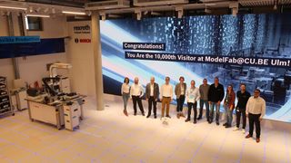 Bosch Rexroth empfängt in der Modellfabrik seines Kunden- und Innovationszentrums in Ulm den zehntausendsten Besucher. Janette Kothe, Standortleitung Ulm (5. von links), Ulrich Dittmaier (ganz rechts), Gesamtprojektleiter Modellfabrik 4.0, Tobias Gerhard (4. von links), Senior Business Development Manager Consumer Goods, sowie weitere Unternehmensvertreter von Bosch Rexroth (1. bis 3. von links) mit der Besuchergruppe von Procter & Gamble (6. bis 10. von links)  (Bild: Bosch Rexroth AG)