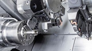 Letzter Arbeitsgang am Zwischenstück: Abstechen mit dem System 960. Innerhalb der Komplettbearbeitung stellen weitere Horn-Werkzeuge ihre Leistung unter Beweis. (Horn)