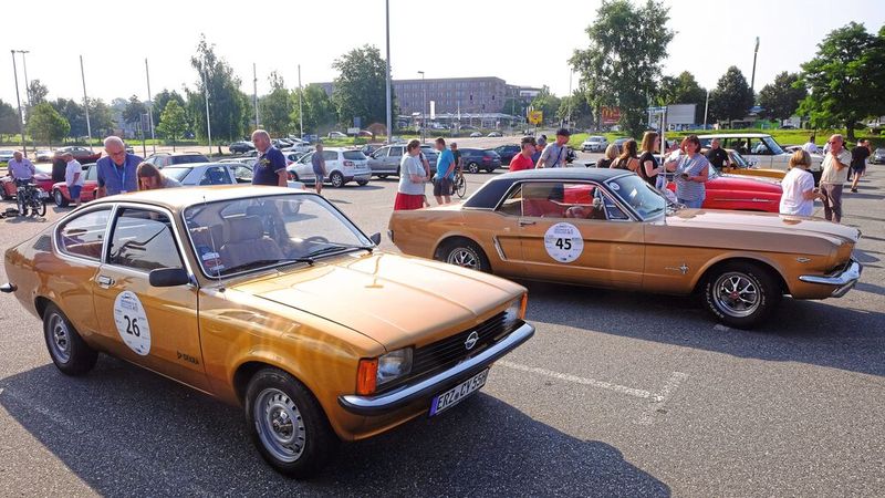 Mit dabei: ein Opel Kadett Coupé, Bj. 1979, und ein Ford Mustang, Bj. 1965. (Bild: Zietz/»kfz-betrieb«)