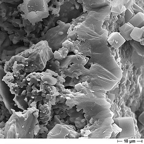 3	 Bruch einer NaA-Zeolithmembran im Rasterelektronenmikroskop. (Archiv: Vogel Business Media)