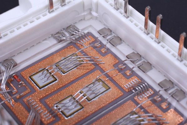 Bild 7: Verglichen mit ähnlichen IGBT-Modulen auf Siliziumbasis arbeitet das neue SiC-basierte Sixpack Power Modul (1,2 kV/20 A) von Cree mit einer deutlich niedrigeren Sperrschichttemperatur und ist ideal für Drehstrom-Anwendungen mit Leistungen von 5 bis 15 kW. (Bild: Cree)