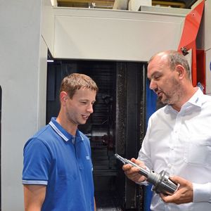 Andreas Kellermann von der Prozessplanung bei ZF Passau (links) und Armin Zillner, Anwendungstechnik und Beratung bei Iscar, im Gespräch über die Features des Wechselkopfbohrsystems Logiq 3 Cham von Iscar.(Bild:  Iscar)