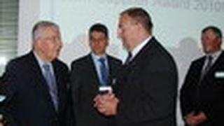 Hans-Georg Härter, Vorstandsvorsitzender der ZF Friedrichshafen bei der Übergabe des Awards an Dr. Dieter Kress und Dr. Jochen Kress. (Archiv: Vogel Business Media)