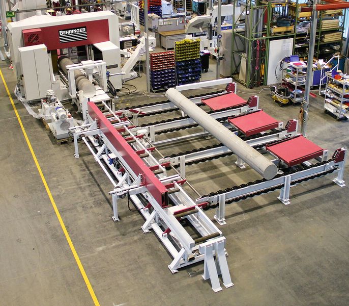 Blick von oben auf das hoch automatisierte Behringer-Bandsägesystem bei Shandong Yuhang Special Alloy Equipment in China. (Bild: Behringer)