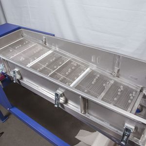 Die sonderausgeführte Granulatsiebmaschine überzeugt mit einem besonders  produktschonenden Siebvorgang bei einer Trennschärfe von bis zu 100 %. (Bild:  J. Engelsmann)