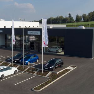 In Hof hat die Motor-Nützel-Gruppe für meherer Millionen Euro ein Automobilzentrum errichtet. Skoda war dort zunächst nur als Service-Standort vorgesehen. Nun fehlen noch die CI-Elemente für den Verkaufsraum.(Bild:  Nützel)