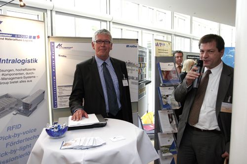 Wie Hermann Vasen (links) erläutert, umfasst das Klinkhammer-Angebot auch die Integration eigener Logistik-Komponenten und Förderanlagen in bestehende Systeme. (Archiv: Vogel Business Media)