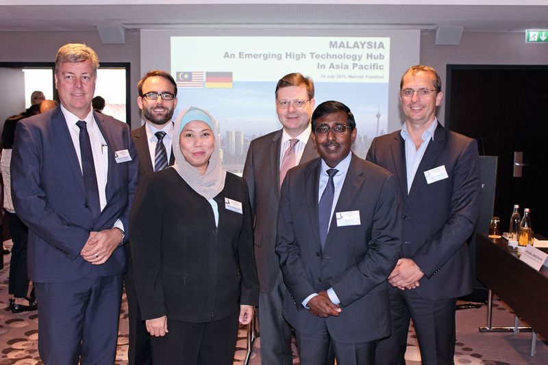 Gruppenbild mit Dame: deutsche Unternehmer mit der malaysischen Generalkonsulin Adina Ibrahim (3.v.l.) und dem Direktor des malaysischen Investitionsbüros, S. Sivasuriyamoorthy (2.v.r.), beim Treffen in Frankfurt. (Bild: Mehta)