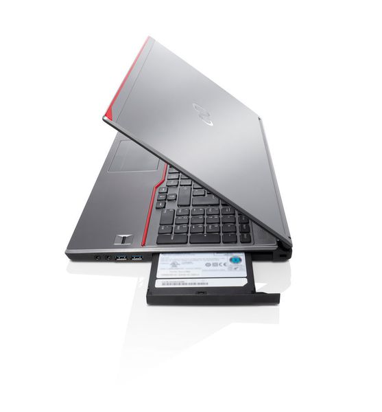 Der Modulschacht der Lifebook-E7- und E5-Modelle kann auch einen Zweitakku aufnehmen. Mit ihm ist laut Fujitsu eine Akkulaufzeit von bis zu 19 Stunden möglich. (Bild: Fujitsu)